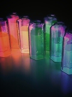 Баночки с цветными жидкостями обои