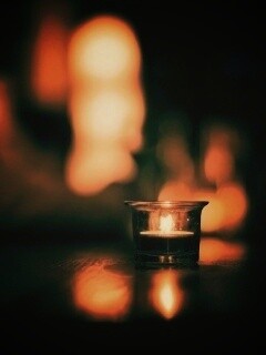 Свеча во тьме обои