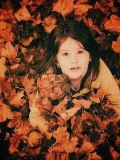 Девочка и осень обои