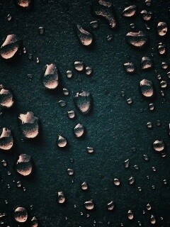 Капли воды на темной поверхности обои