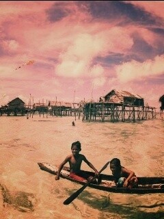 Дети в лодке у поселения туземцев обои