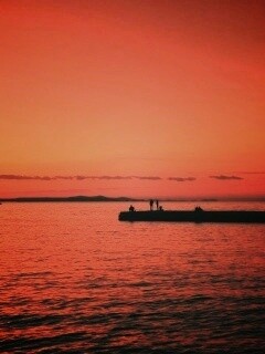 Одинокая пристань на озере обои