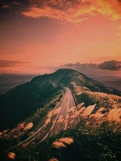 Дорога вдоль вершины холма обои