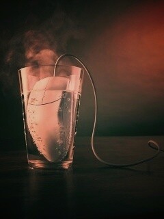 Дымящаяся мышка в стакане воды обои