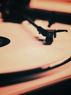 Пластинка на пульте диджея обои