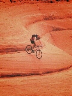 Опасный спуск на велосипеде обои