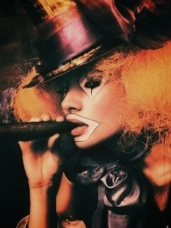 Девушка клоун курит сигару обои