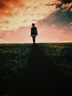 Силуэт девочки на поле обои