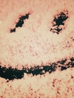 Смайлик на заснеженном стекле обои