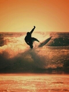 Сёрфер поймал волну обои