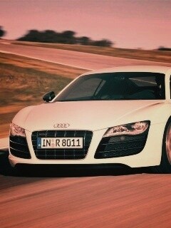 Белый Audi на повороте обои