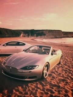 Два спорткара на берегу моря обои