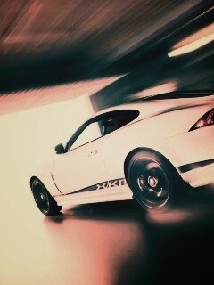 Белый ягуар в гараже обои