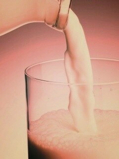 Молоко наливают в стакан обои