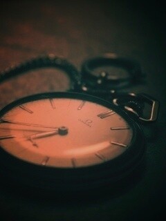 Часы на цепочке обои