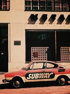 Реклама Subway на машине в Праге обои