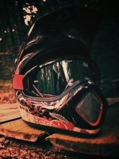 Шлем на лесной велотрассе обои