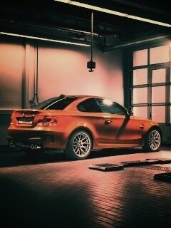 Гонщик и BMW M1 в гараже обои