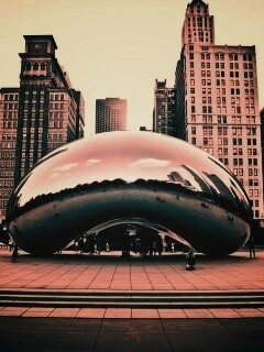 Отражение города в зеркальном монументе обои