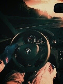 За рулём BMW обои