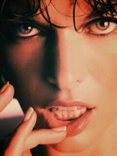 Мила Йововчи крупным планом обои