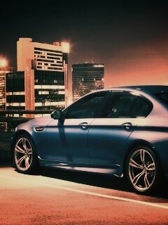 BMW F10 на городской парковке обои