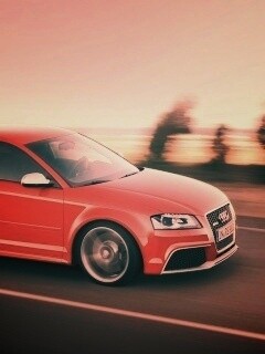 Красная Audi модели RS3 на дороге обои