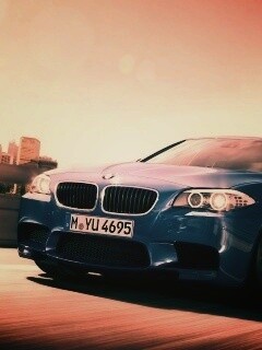 БМВ Ф10 в лучах солнца обои