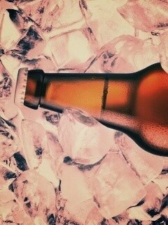 Бутылка пива во льду обои