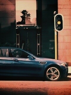 BMW F10 на светофоре обои