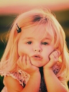 Малышка грустит обои