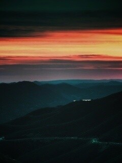 Дорога спускается с гор в долину обои