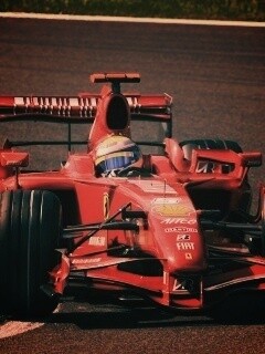 Болид Формула 1 на повороте обои