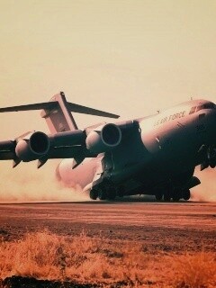 Грузовой самолёт на посадке обои