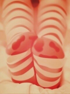 Ножки в полосатых чулках обои