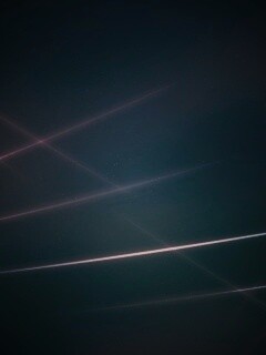 Лучи света на фиолетовом фоне обои