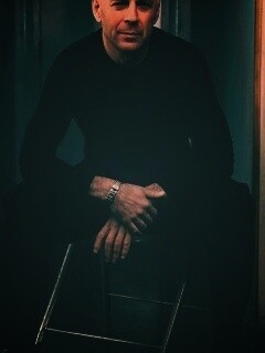 Брюс Уиллис на раскладном стуле обои