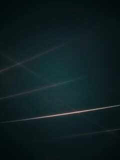 Лучи света на графитовом фоне обои