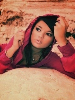 Девушка в розовой накидке обои