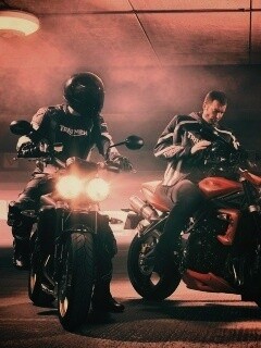 Мотоциклисты на парковке обои