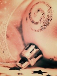 Ёлочный шарик белого цвета обои