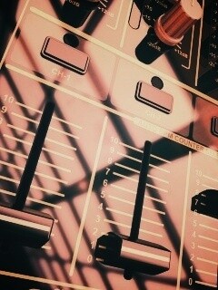 Пульт диджея и отражение на нем обои