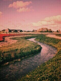 Канал вдоль дороги обои