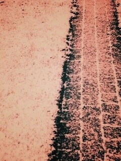 След покрышек в снегу обои