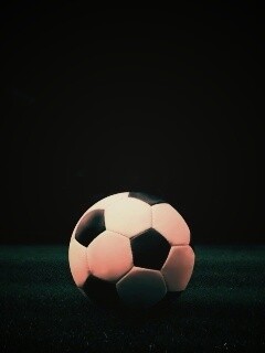 Футбольный мяч на темном поле обои