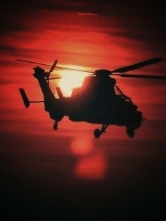 Вертолет в лучах закатного солнца обои