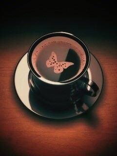 Чашка кофе с пенкой в форме бабочки обои