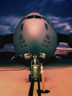 Самолет на взлетной полосе обои