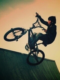 Мальчик на рампе обои