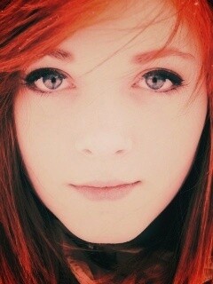 Рыжая в капюшоне обои